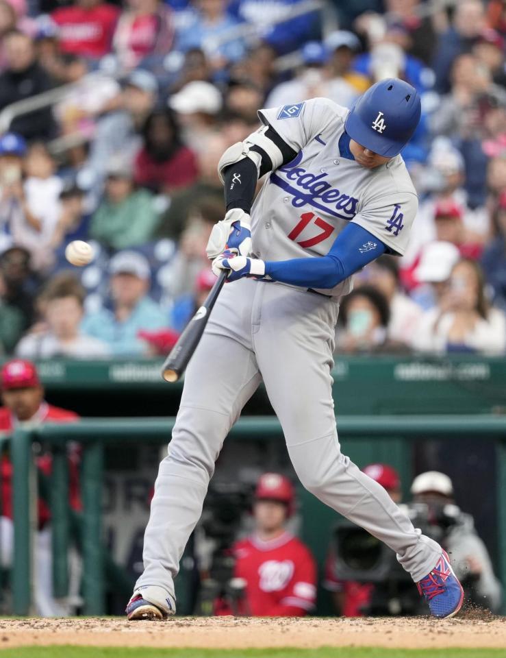 　ナショナルズ戦の８回、勝ち越しの左犠飛を放つドジャース・大谷＝ワシントン（共同）