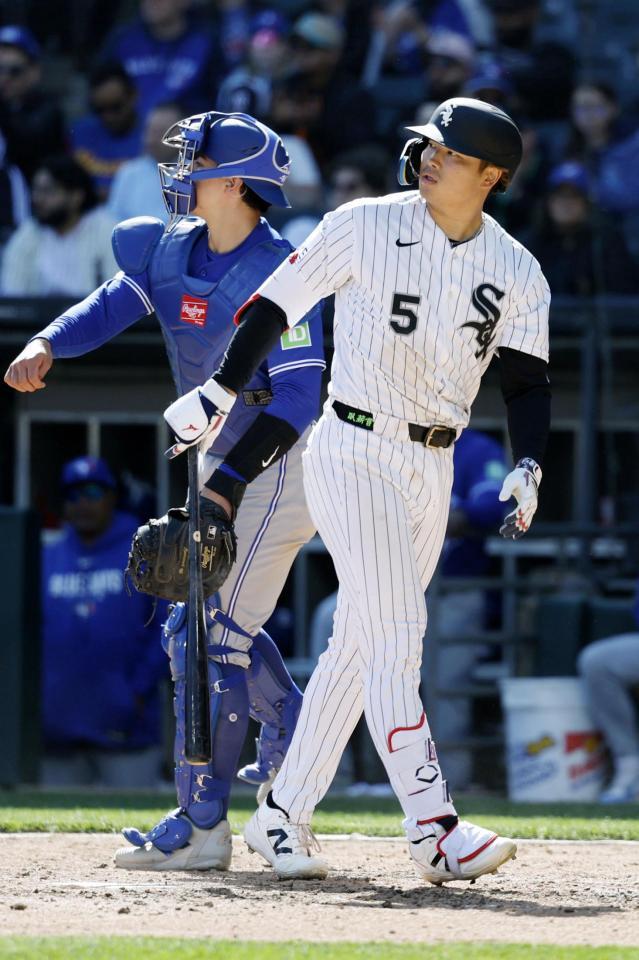 　ブルージェイズ戦の７回、空振り三振に倒れたホワイトソックス・村上。この試合３打数無安打だった＝シカゴ（共同）