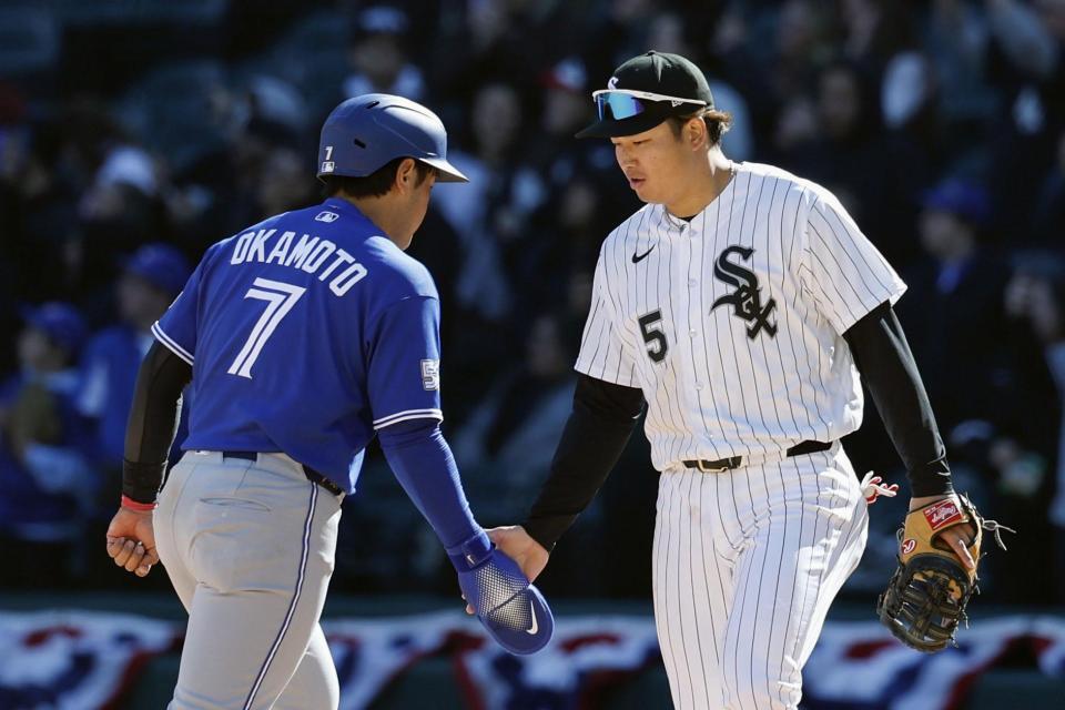 　試合後にタッチを交わすホワイトソックス・村上（右）とブルージェイズ・岡本。試合はホワイトソックスが勝利した＝シカゴ（共同）