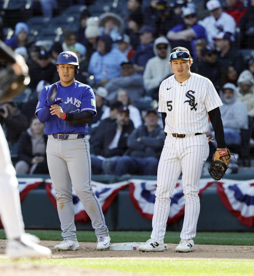 　９回に四球で出塁したブルージェイズ・岡本。右はホワイトソックスの一塁手村上＝シカゴ（共同）
