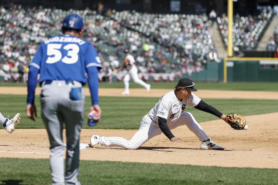 　ブルージェイズ戦の３回、遊撃手マレーからの送球を捕球するホワイトソックスの一塁手村上＝シカゴ（共同）