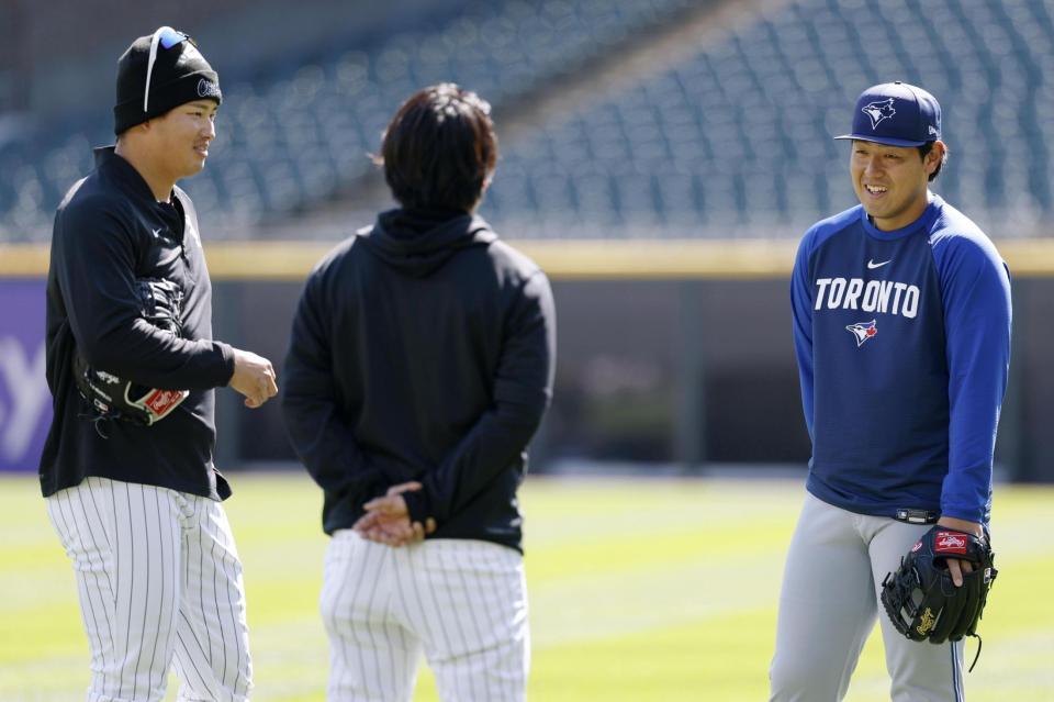 　試合前、交流するブルージェイズ・岡本（右）とホワイトソックス・村上＝シカゴ（共同）