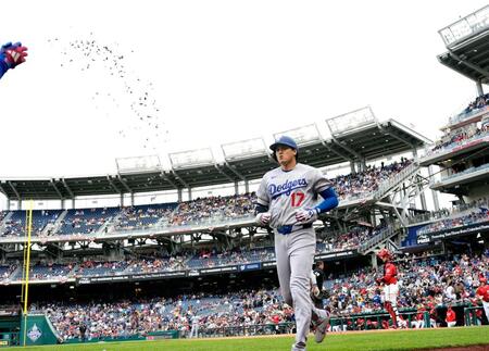　３回、２号ソロを放ち生還するドジャース・大谷（共同）