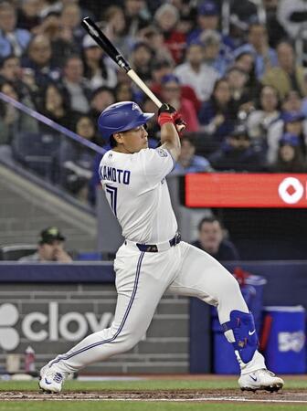 １回、左前打を放つ岡本（共同）