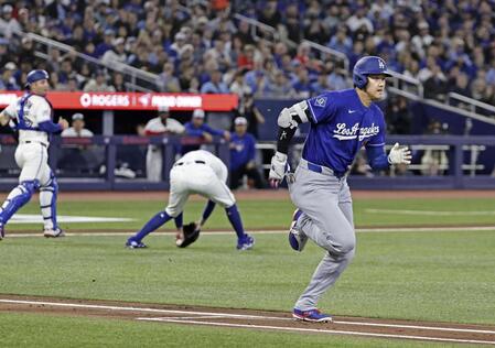 ３回、内野安打を放った大谷。投手（中央）の一塁悪送球で二塁へ進んだ（共同）