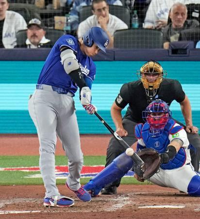 　ブルージェイズ戦の６回、２試合連続本塁打となる３号ソロを放つドジャース・大谷＝トロント（共同）
