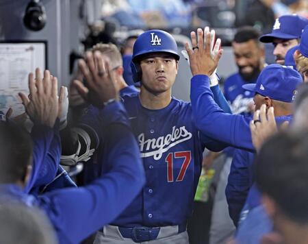 ６回、３号ソロを放ち迎えられる大谷（共同）