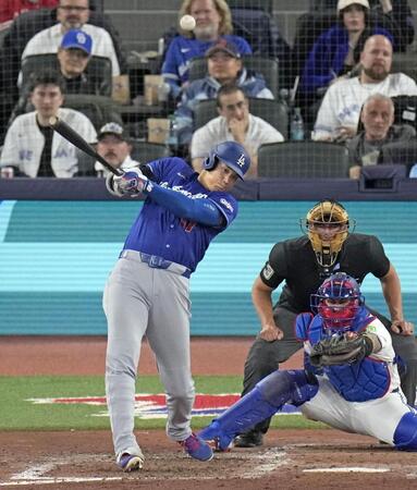 ６回、２試合連続本塁打となる３号ソロを放つ大谷（共同）