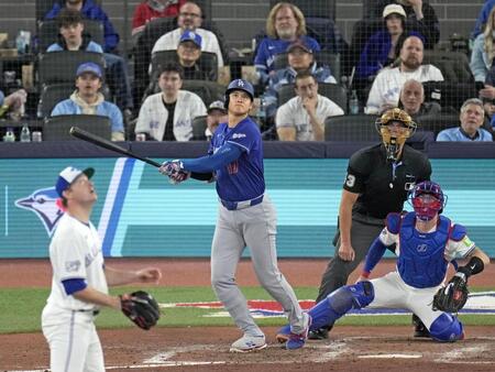 ６回、２試合連続本塁打となる３号ソロを放つ大谷（共同）