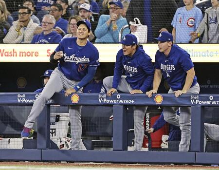 大勝し、グラウンドに出るドジャースの（左から）大谷、山本ら＝共同