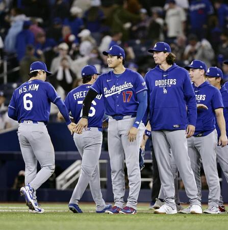 大勝し、ナインとタッチを交わす大谷（１７）＝共同