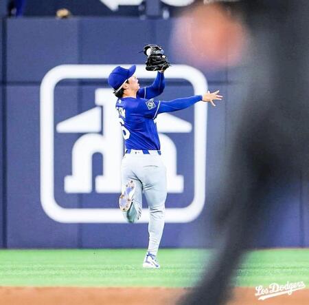 ７回、ヒメネスの打球を後ろ向きでキャッチするキム・ヘソン（ロサンゼルス・ドジャース提供）