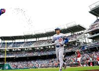　３回、２号ソロを放ち生還するドジャース・大谷（共同）