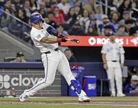 １回、左前打を放つ岡本（共同）