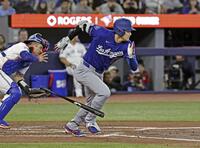 ３回、投手内野安打を放つ大谷（共同）