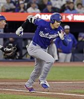 ３回、投手内野安打を放つ大谷（共同）