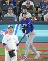 ６回、３号ソロを放ち打球の行方を追う大谷（共同）