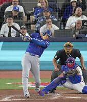 ６回、２試合連続本塁打となる３号ソロを放つ大谷（共同）