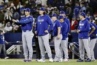 大勝し、ナインを迎える大谷（左端）ら（共同）