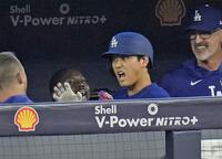 ６回、３号ソロを放ち、ベンチでおどけた表情を見せる大谷（共同）