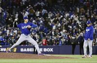 試合後、ブルージェイズ本拠地のマウンドで投球動作をする大谷。右は山本（共同）