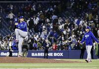 試合後、ブルージェイズ本拠地のマウンドで投球動作をする大谷。右は山本（共同）