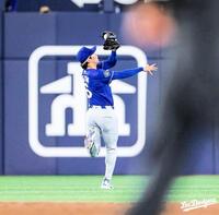 ７回、ヒメネスの打球を後ろ向きでキャッチするキム・ヘソン（ロサンゼルス・ドジャース提供）