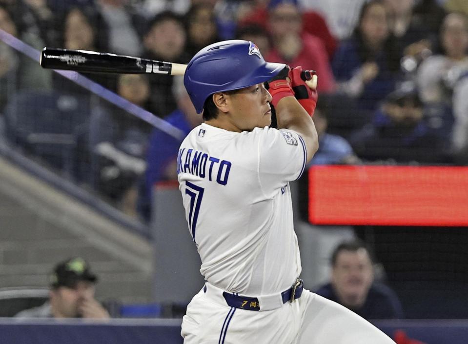 １回、左前打を放つ岡本（共同）