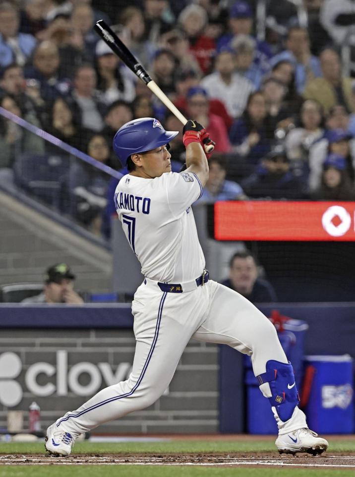 １回、左前打を放つ岡本（共同）