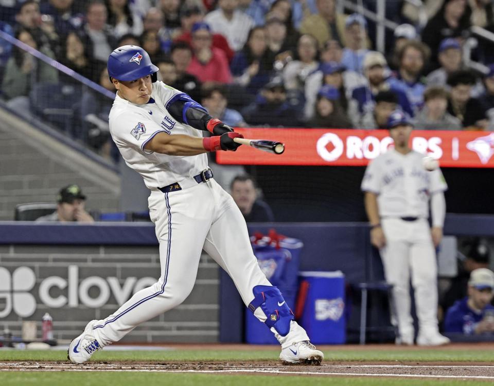 １回、左前打を放つ岡本（共同）