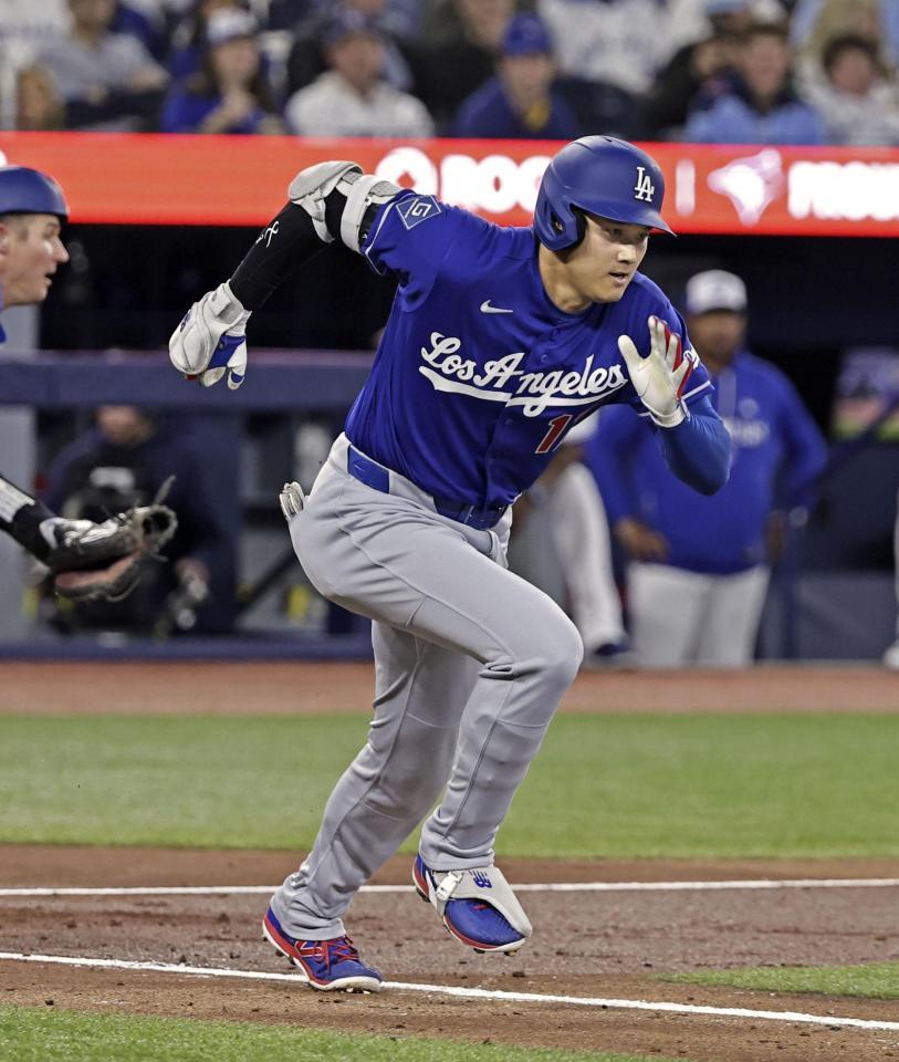 ３回、投手内野安打を放つ大谷（共同）