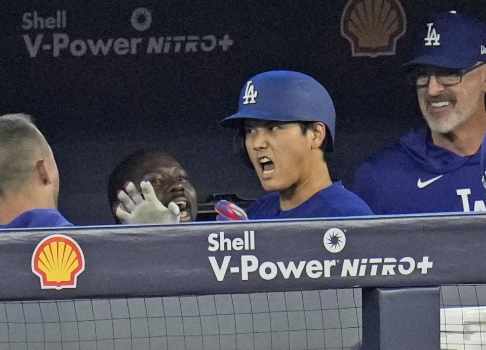 ６回、３号ソロを放ち、ベンチでおどけた表情を見せる大谷（共同）