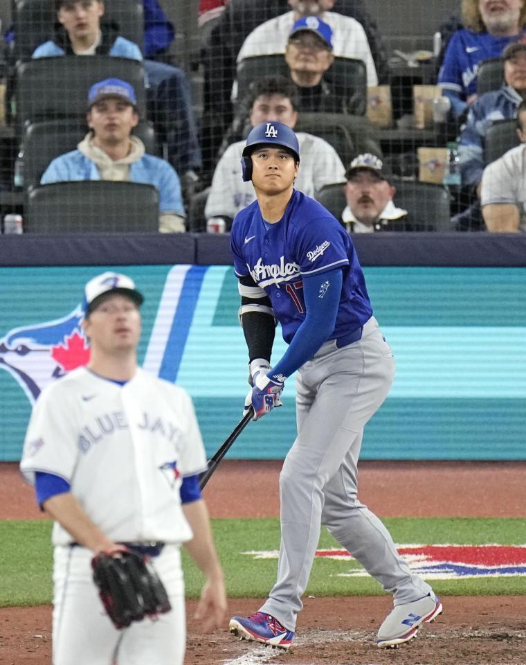 ６回、３号ソロを放ち打球の行方を追う大谷（共同）