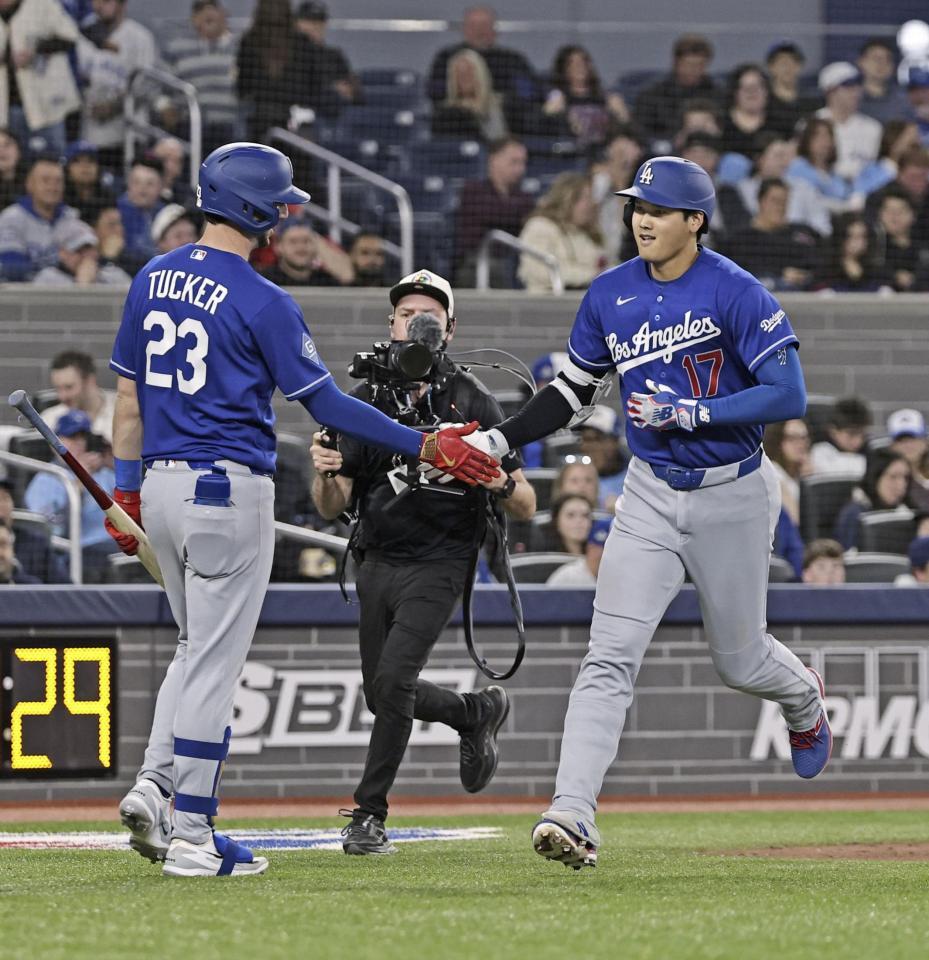 ６回、３号ソロを放ちタッカー（２３）に迎えられる大谷（共同）