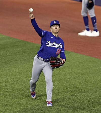　キャッチボールするドジャース・山本＝トロント（共同）