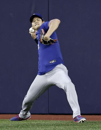 　試合前、遠投するドジャース・大谷＝トロント（共同）
