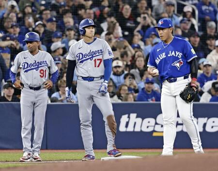 　ブルージェイズ戦の１回、後続のフライで三塁に進んだドジャース・大谷。右は三塁手岡本＝トロント（共同）