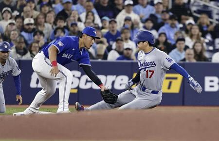　ブルージェイズ戦の１回、後続のフライで三塁に滑り込むドジャースの二走大谷。左は三塁手岡本＝トロント（共同）