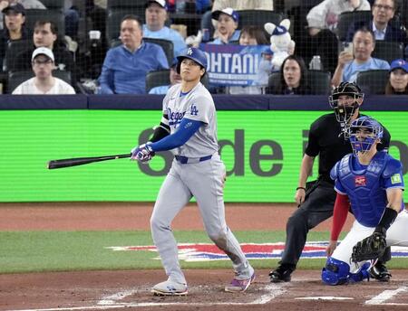 　ブルージェイズ戦の３回、先制打を放つドジャース・大谷＝トロント（共同）