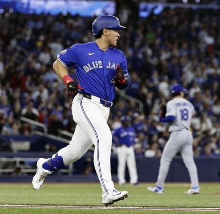 　ドジャース戦の５回、左飛に倒れたブルージェイズ・岡本。右奥は山本＝トロント（共同）