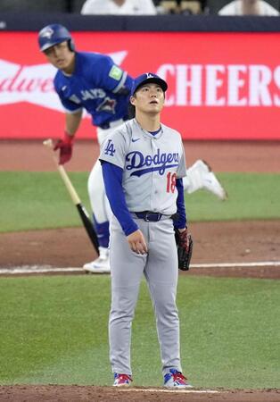 　ブルージェイズ戦の５回、岡本（奥）を左飛に打ち取るドジャース・山本＝トロント（共同）
