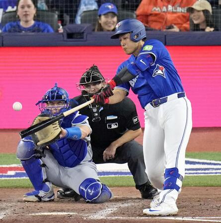 　ドジャース戦の７回、二塁打を放つブルージェイズ・岡本＝トロント（共同）