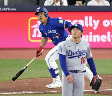 　ドジャース戦の７回、山本（手前）から二塁打を放つブルージェイズ・岡本＝トロント（共同）