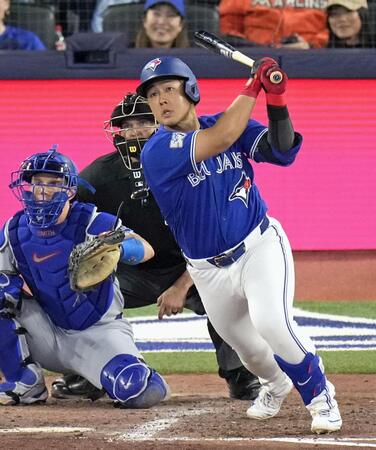 　ドジャース戦の７回、二塁打を放つブルージェイズ・岡本＝トロント（共同）