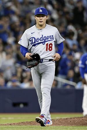 　ブルージェイズ戦の７回途中、降板するドジャース・山本＝トロント（共同）
