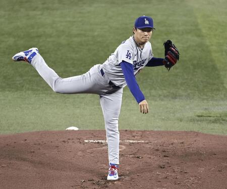 　ブルージェイズ戦に先発し、６回０／３を投げ５安打１失点で２勝目を挙げたドジャース・山本＝トロント（共同）