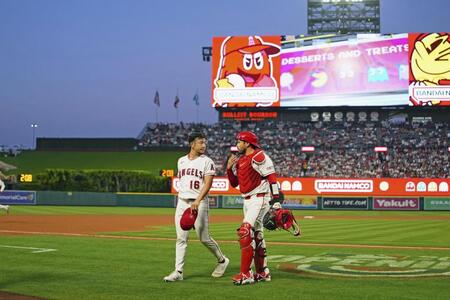 　ブレーブス戦に先発登板し、３回の投球を終え捕手と話すエンゼルス・菊池＝アナハイム（共同）