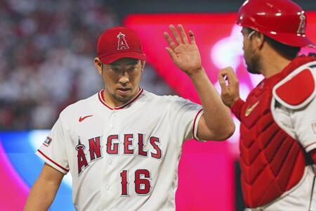 　ブレーブス戦に先発登板し、３回の投球を終え捕手とタッチをするエンゼルス・菊池＝アナハイム（共同）