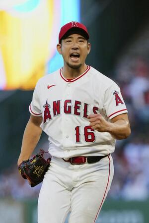 　ブレーブス戦の２回、デュボンを空振り三振に仕留めガッツポーズするエンゼルス・菊池＝アナハイム（共同）