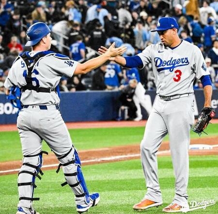 　九回を無失点に抑え、スミスとタッチをかわすディアス（ロサンゼルス・ドジャース提供）